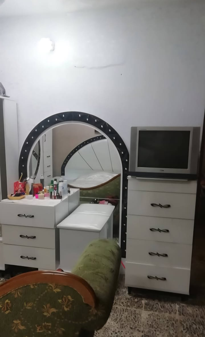 السلام عليكم غرفة مستعملة قوية خشب بلوك للبيع 
والجربايه مصغرها بسبب الحجم جبيره سعرها ب250 الف 
التفيده يعلق واجي خاص 
عنوان بغداد الزعفرانية
لو #واتساب***********
