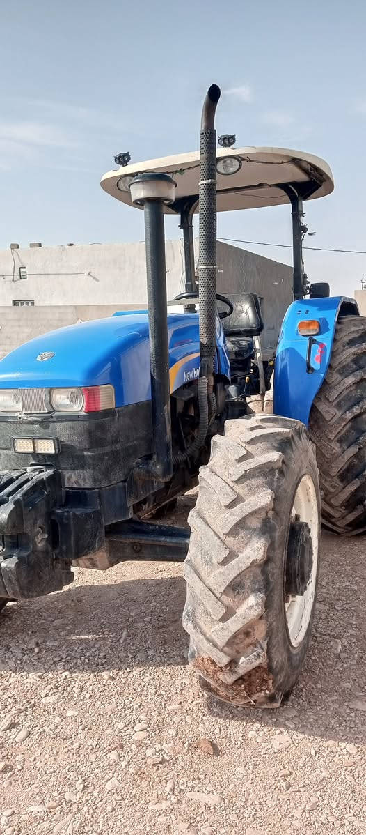 السلام عليكم مكينه للبيع نيوهلند مكينه نضيفه رقم ديالى مكان ديالى الاتصال عل رقم ***********
