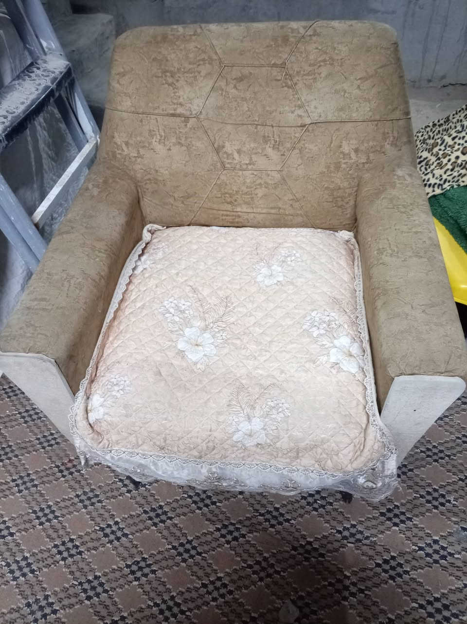 السلام عليكم ذني غراض نضيفات كرسي دسكام وميز تلث رفوف وثنين برد سحب رتفاع تلث مترات  متر كلهن ب30بيع مستعجل خاص او ***********
