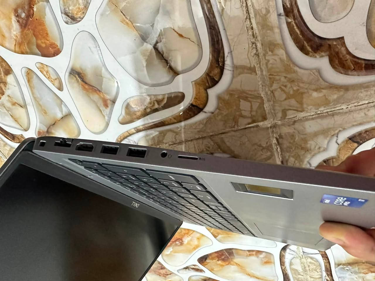 💻 لابتوب Dell Precision 3560 للبيع
* الموديل: Dell Precision 3560

* المعالج (CPU): Intel Core i7-1185G7 @ 3.00GHz (جيل 11)

* الرام (RAM): 16GB

* كرت الشاشة (GPU):

    * NVIDIA T500 (منفصل) – 4GB VRAM

    * Intel Iris Xe (مدمج)
*ذاكرة 512 ssd

* نظام التشغيل: Windows 11 Pro 64-bit

* DirectX: إصدار 12

* الشركة المصنعة: Dell

* البطاريه جديده جداً اقل شي تستعمل من٣ ساعات متواصله إلى ٤ ساعات 

*وياهه شاحنة اصليه مال الشركه 

⸻

✨ مميزات الجهاز:

* مناسب للتصميم، البرمجة، والأمن السيبراني 🔐

* يشغل برامج قوية + يدعم Virtual Machines

* كرت شاشة منفصل العاب الثقيلة 🎮

الله يشهد جهاز نضيف كلش ما مستعمل هواي 

سعر لابتوب ٦٩٠ قفل 

رجاً اقره الموصفات وبلغني 

تواصل ***********
