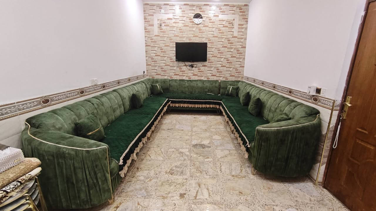 الدار للبيع قضاء الحسينية حي النفط المساحة الكلية للبيت 100 متر الواجهة 5 متر والنزال 20  يتكون من ثلاث غرف نوم كبيرة واحدة بالطابق الاسفل واثنان بالطابق الثاني وتكون الاولى بالطابق العلوي مطلة على بلكونة على اتجاه الشارع العام السريع ويحتوي البيت ايضا على مدخلين الاول على الاستقبال الخاص بالضيوف والمدخل الثاني هو ممر يصل بك الى المطبخ  الذي بجانبه منور يمكنه ان يكون مطبخ حار وبارد   المنزل كامل وجاهز للسكن وتأريخ بنائه 2023 والمنطقة الان على ابواب تبليط وهو اقرب قطعة سكنية على الشارع العام السريع وبخلفه شارع مدخل الحمل مباشرة للتواصل على الرقم الاتي ***********
