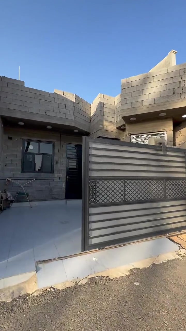للبيع🛑🛑
مساحه الدار 200 متر طابق واحد مع بيتونه مساحه 50 متر مع حمام 
يحتوي على 
مطبخ 
استقبال
غرفتين نوم 
صاله معيشه
3 حمامات 
مناوري ثنين
كراج يسع سياره 
نظام غاز بوري دفن كامرات دفن تأسيس سبالت بوري دفن وانترنيت دفن
البيت نقصه واجهية وشتايكر للسطح ففط
عنوان الدار النزله المقابيل القصر الابيض 
بناء 2025
سعر 148مليون قابل لتفاوض بشي بسيط
للستفسار تصال ***********
