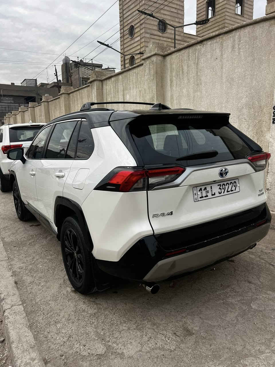 السلام عليكم
راف فور مديل ٢٠٢٢
فول مواصفات Xse
وارد امريكي حادث نص جاملغ ايسر وهنا بالعراق جاملغ ايمن مصبوغ سياره خير من الله جاهزه من كلشي 
مكان السيارة الدوره 
السعر ٢٣٠$ وبيه مجال بسيط 
رقم الموبايل ***********
