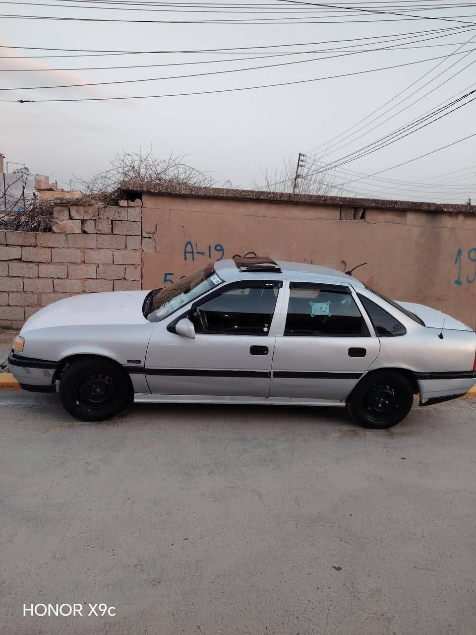 ئۆپڵ 1992مەکینە 16 بەشەرتی گێڕ و مەکینە  هەڵمی دەمیشی نیە کارەبای مەزبوت یەک دوسەو پەنجا مەسرەفی تیابوو بەبەلاش بیبە نرخی 15گەڵاو کەێک معامەلە 
***********
وەتسئاپ و ڤایبەریشی لەسەر
