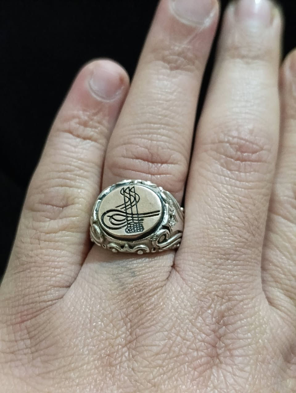 للبيع شلع الي يريدهن يتصل *********** ابو ورود 6 خواتم 150 الف كلهن قديمات وصليات أو مراسلت الصفحه
