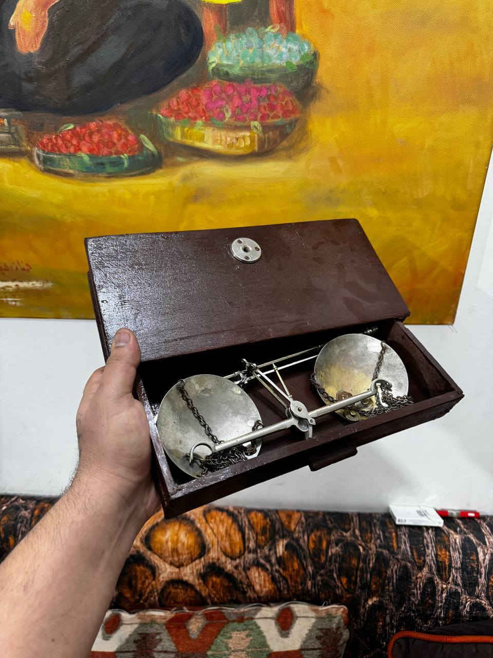 ميزان جواهرچية قطع من النوادر انتيك نحاس طلاء فضة يتفصخ ينضم داخل الصندوق حجمة موضح 
فيديو داخل المنشور موضح أكثر *********** بغداد
