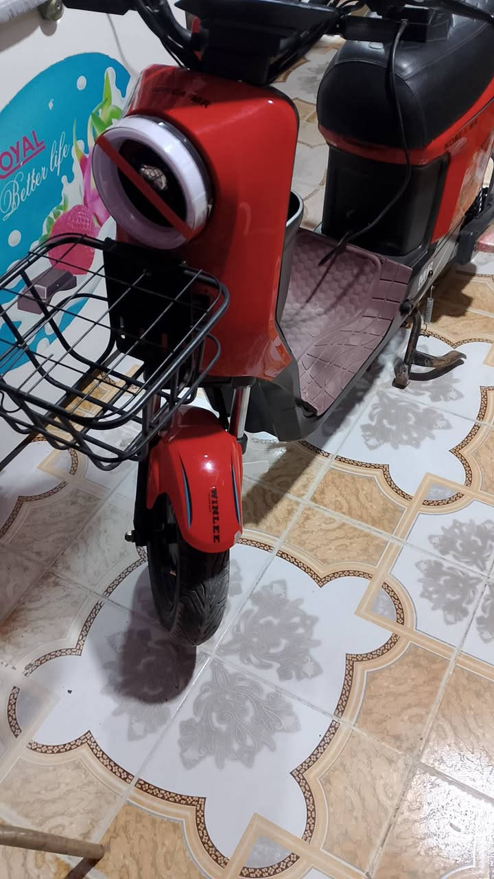 دراجه شحن R9 للبيع الكوري MR موديل 2025 للون أحمر وياها مكاتبه (وصل) دراجه كامله مكمله ونضيفه وجميع غراضها موجوده الي يريد يتصل على(***********)
