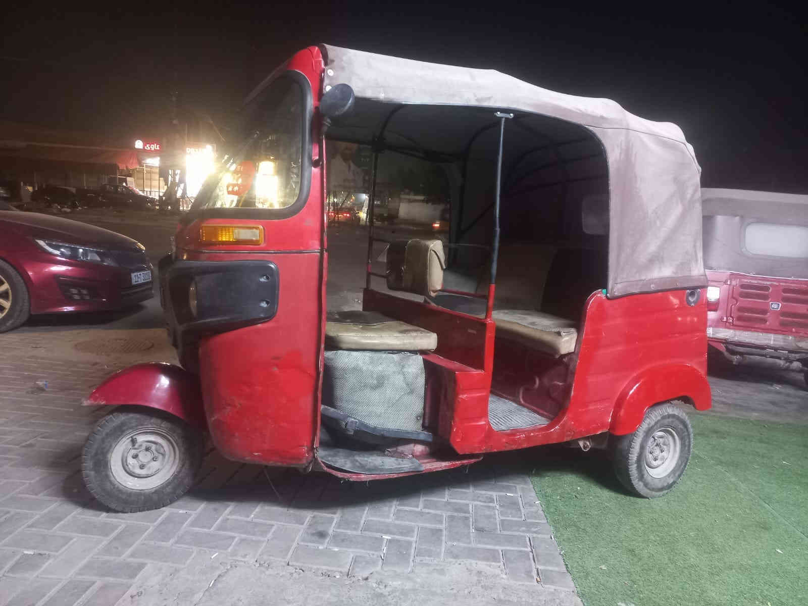 سلام عليكم تكتك مديل ١٨  للبيع أوراق كامله عوزه تعمير بيه اخياسات مال الجاملغات مكان بغداد حي النصر ***********  سعر 2و  400. وبيه مجال
