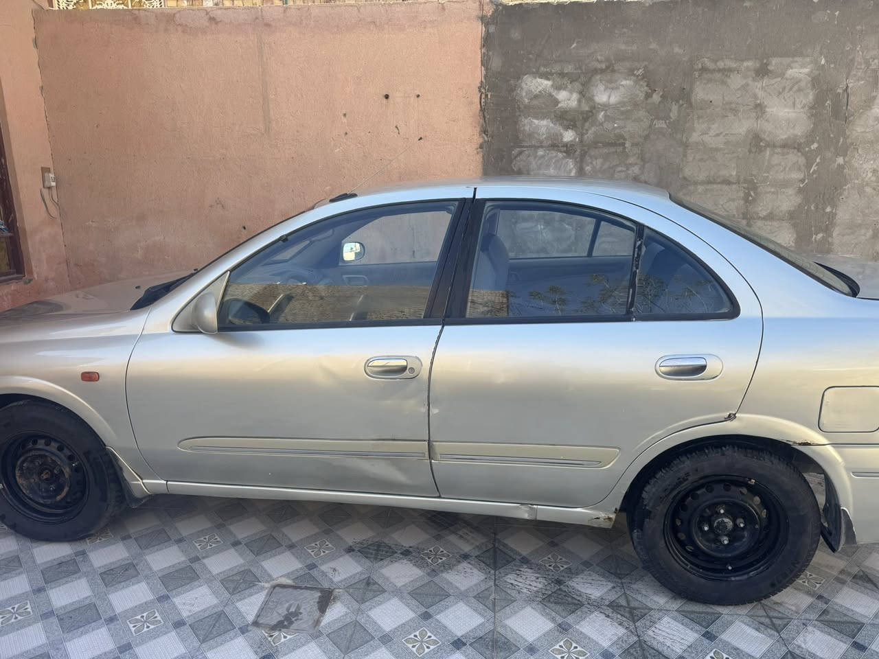 نيسان سني ياباني ٢٠٠٤ 
رقم مميز محركها ١٦٠٠ 
مبدل بيها جاملغ 
سعرها ٨٥$ 
***********
