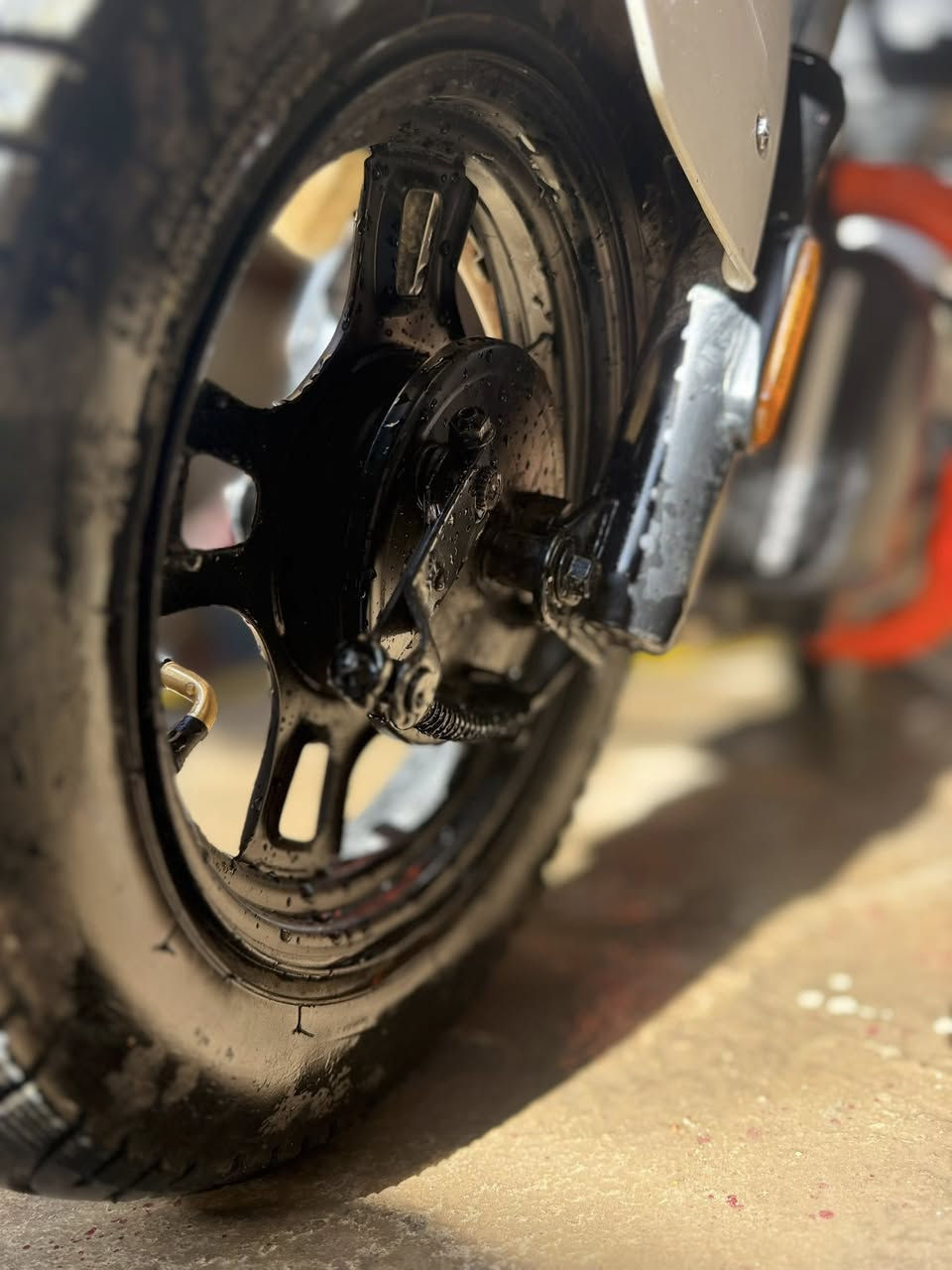 سلام عليكم دراجه للبيع جديده جديده هايبرد ماشيا240حلوه حلوه صار سبوع من اخذته  سعره مناسب جده 450الف وبيه مجال قليل رقم التلفون *********** الخاص مفتوح الله شاهد سعره من اشتريته 625الف
