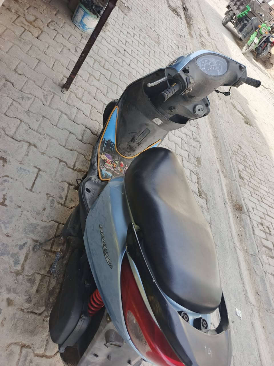 سلام عليكم شباب دراجه ربه صارلي شهرين من منزله للبيع دراجه نضيفه ملاحظة الدبل الامامي واكف فقد رقم الموبايل *********** السعر 550 وبيه مجال
