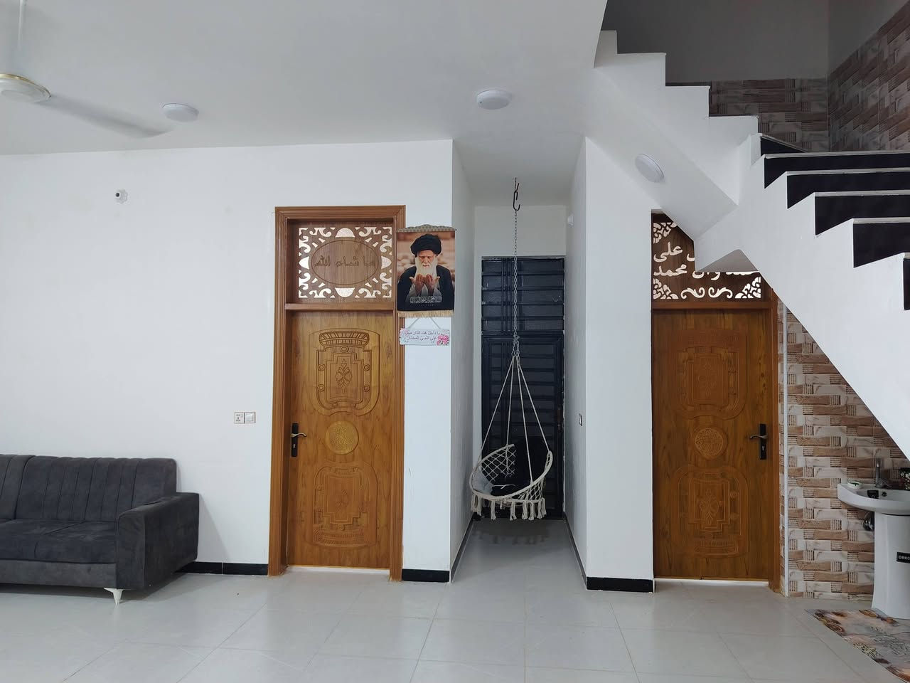 سلام عليكم بيت البيع مساحة متين متر طابقين ٤غرف نوم مجمع وصحيات فوك مجمع وصحيات داخلية وخارجية طابو صرف زراعي بيت ركن شارع تبليط حي الزهور قريب عن سنجار عنانه تقسيم حسين ما رينه ***********
