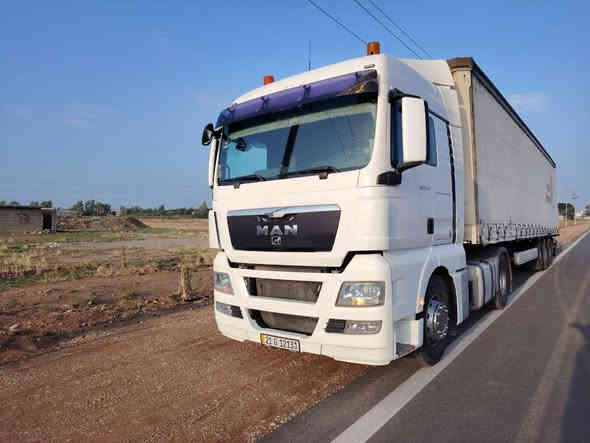 السلام عليكم . مان بريفان فول موديل 2012 مكينه 480  تك سوبر بدون بخار او صرف . عربانه كرون موديل 2012  دنكير مارسدس . السياره جاهزه مابيها نقص. سبلت شغال تبريدها شغال هزه جديده العربانه محجر جاهز تخم تاير ... السعر   340 وبيها مجال حك الجيه . الاستفسار اكثر ***********. العنوان خانقين
