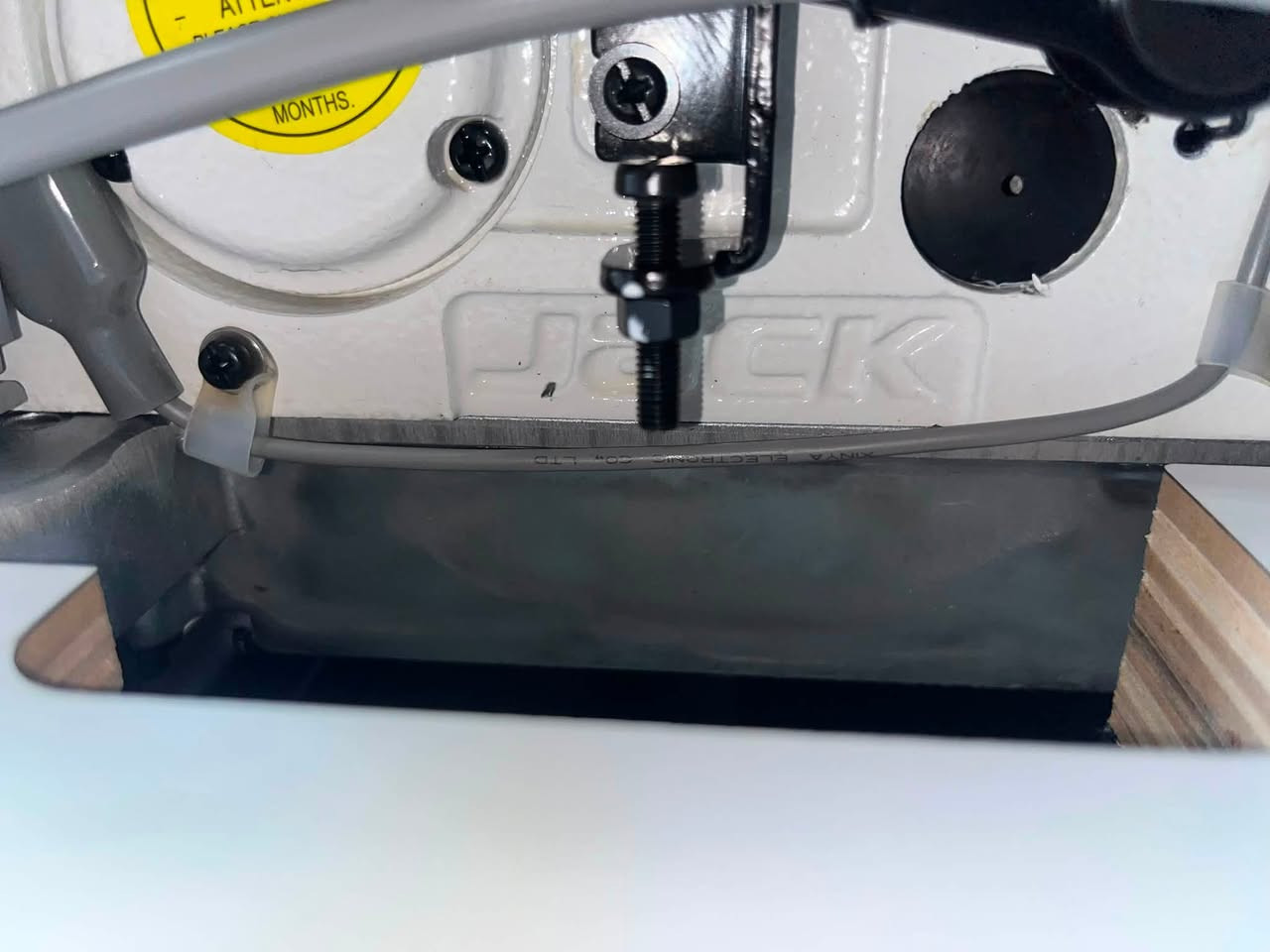 باغي(ة) "فينيسيون" تاع مصانع عالمية؟ 🧵 وحش السرفلة Jack E4Sرجع من جديد ! 🚀⚙️
لكل خياط(ة) أو صاحب ورشة يعرف بلي السر في نجاح الموديل هو نظافة السرفلة.. Jack E4S الأصلية هي الماكينة اللي راح ترفعلكم رأسكم مع الزبائن وتخلي خدمتك تخرج "قرطاس"!
لماذا Jack E4S هي الاختيار الأول للمحترفين؟
✅ تقنية الحماية الذكية من الزيت: نظام مغلق يمنع تسرب الزيت تماماً، وداعاً للبقع على الأقمشة الغالية!
✅ محرك Direct Drive جبار وصامت: مدمج في رأس الماكينة، هدوء تام، واقتصاد يصل لـ 70% في فاتورة الكهرباء.
✅ سرعة خارقة وثبات: سرعة تصل لـ 5500 غرزة في الدقيقة مع ثبات تام للهيكل بدون اهتزاز.
✅ تتحمل الكرفي (Heavy Duty): مصممة للعمل المتواصل 24/24 ساعة دون أن تسخن، وتتعامل مع الأقمشة الخفيفة والخشينة بسلاسة.
ما تضيعش(ي) وقتك مع الماكينات اللي تحبس في نص الخدمة.. استثمر(ي) في الصحيح! 💎
💰 السعر الحالي: 90,000 دج(9ملاين)
📜 الضمان: عام كامل (12 شهرًا) + قطع الغيار متوفرة عندنا.
🚚 التوصيل: متوفر لـ 69 ولاية+ دفع عند استلام


**إذا كنت صاحب هذا الإعلان وتريد حذفه لأي سبب، رجاءا أرسل رسالة إلى الدعم الفني**