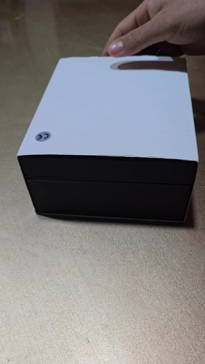 السلام عليكم السلام عليكم تبدو هذه الساعة كإصدار أنيق من ماركة لوبيني (Lobinni)، وتحديداً من مجموعة إنترلاكن (Interlaken). تتميز بميناء أخضر جذاب وتصميم يجمع بين الكلاسيكية واللمسات العصرية.
المواصفات الرئيسية للساعة:
الموديل: Lobinni No.16051B (أو L16051).
نوع الحركة: أوتوماتيكية (Mechanical Automatic)، وغالباً ما تعتمد على حركة Miyota 9122 اليابانية المعروفة بدقتها.
المواد: هيكل من الفولاذ المقاوم للصدأ (Stainless Steel) مع زجاج من الياقوت الكريستالي (Sapphire Crystal) المقاوم للخدش.
الميزات:
تقويم متعدد الوظائف (عرض اليوم، التاريخ، والشهر).
نافذة تاريخ بتصميم "مروحة" مميز عند الساعة 12.
مقاومة للماء حتى عمق 50 متراً (5ATM).
عقارب وأرقام مضيئة (Luminous) لسهولة القراءة في الظلام.
الحزام: جلد طبيعي عالي الجودة. 
تعتبر هذه الساعة خياراً ممتازاً لمن يبحث عن ساعة "فستان" (Dress Watch) رسمية بلمسة رياضية وعملية في آن واحد


**إذا كنت صاحب هذا الإعلان وتريد حذفه لأي سبب، رجاءا أرسل رسالة إلى الدعم الفني**