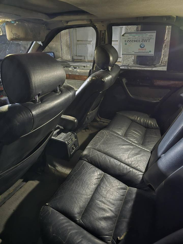 بي ام 530 V8  كير اوتو موديل 1992 رقم بغداد الإنكليزي لون أسود غير محدد سنوية ل28 
فتحة سقف بيها عطل  
 كمبريسر ياباني 
الصدر 60% 
تايرات 60% 
باتري جديد 
كشتات كهرباء 
بيها منظومة غاز 
السيارة يراده كم شغلة ( ترتيبات )
السيارة بيها ضربة خفيفة  بالجاملغ الأمامي الأيمن 
السعر 50 وبيها مجال 
*********** بغداد, العراق
