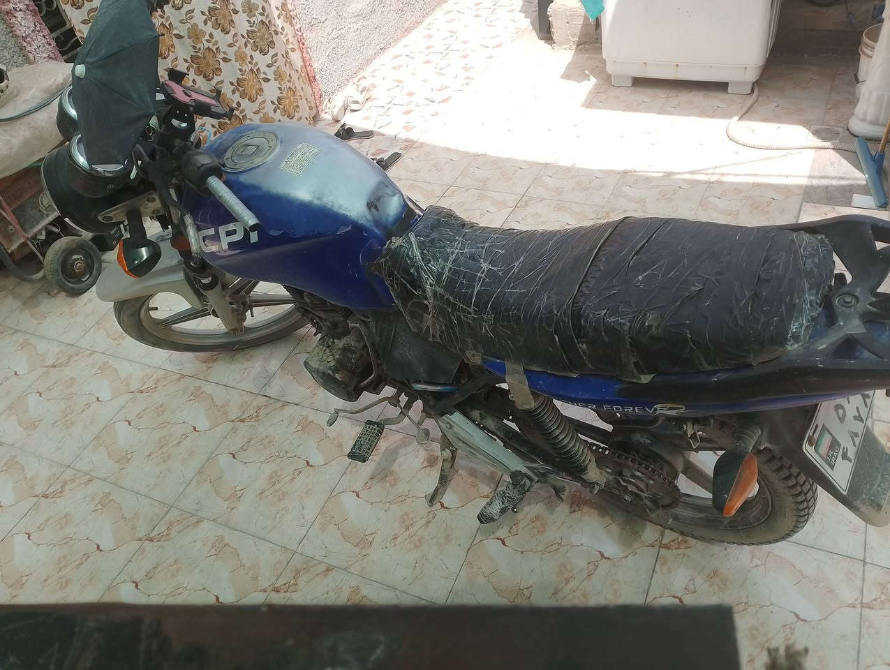 السلام وعليكم دراجه سي بيA  بطح محرك 200 دراجه حلوه وسريعه يرادلها دبلات اماميه  بس اوراق اصولي كمرك مدفوع مكاني حله بكرلي بيع السعر 200  وبيها مجال  مستعجل علئ بيعتها اخوان ***********
