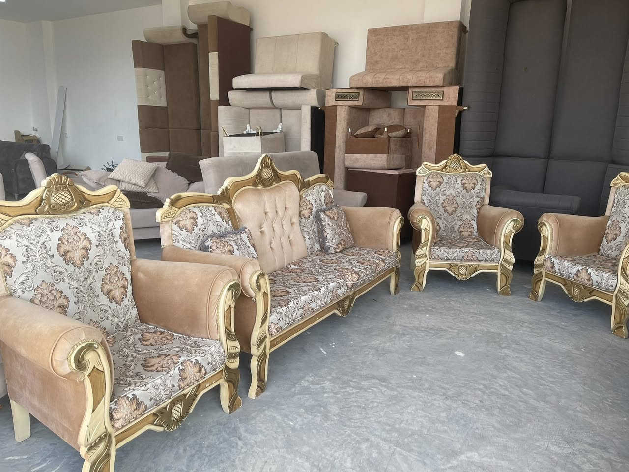 مەلەکی
ئەم تاقمە مەلیکیە بۆ فرۆشتن زۆر پاکو بێ عەیبە 
تابڵێی شتێکی  جوان و نایابە 
ژم***********
