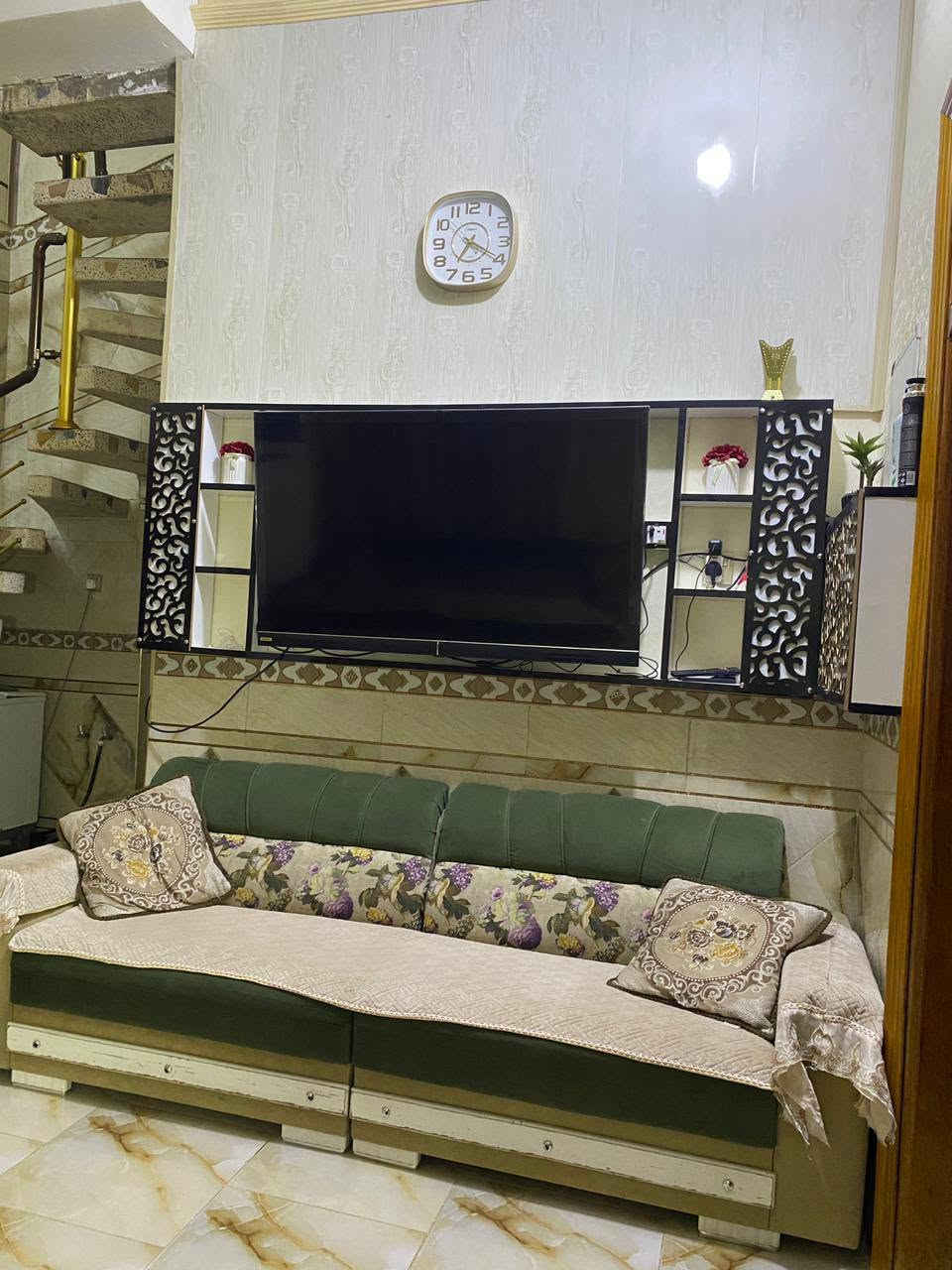 اعاده النشر بسبب الوعود الكاذبه دار للبيع او مراوس العنوان حي الجامعي شارع 30 نهايت عل سايدين يتكون  طابق الارضي غرفه صاله مطبخ استقبال صحيات كراج سياره طابق ثاني غرف عدد 2 + صاله البناء حديث الاستفسار *********** عمارة, ميسان
