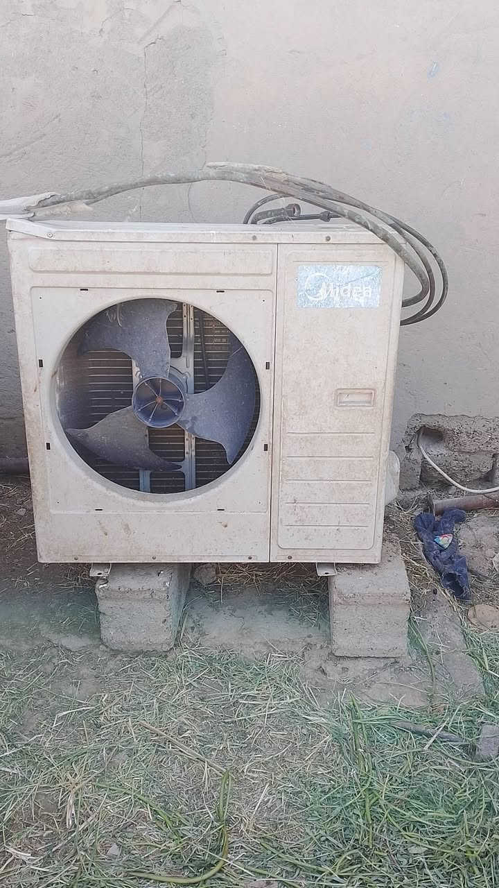 سبلت ميديا 3طن كمبريسر عاطل باقي الاجزاء كلها شغاله راديتر نضيف بواري كامله  السعر 350وبي مجال مكانه بغداد المدائن الخناسه 
رقم صاحب السبلت ***********حسين
