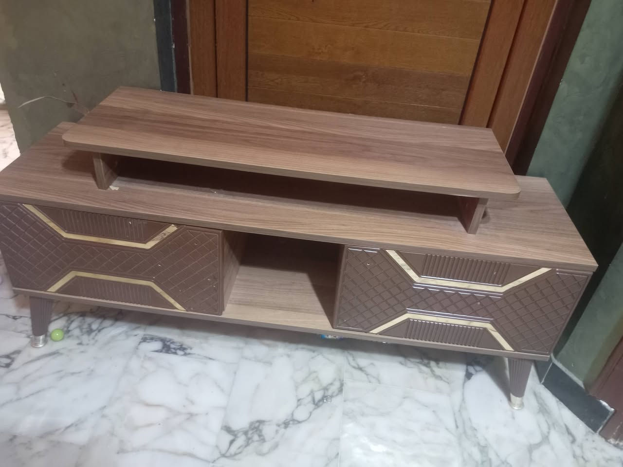 سلام عليكم غراض للبيع  غرفه نوم وميز طعام وميز تلفزيون ***********
