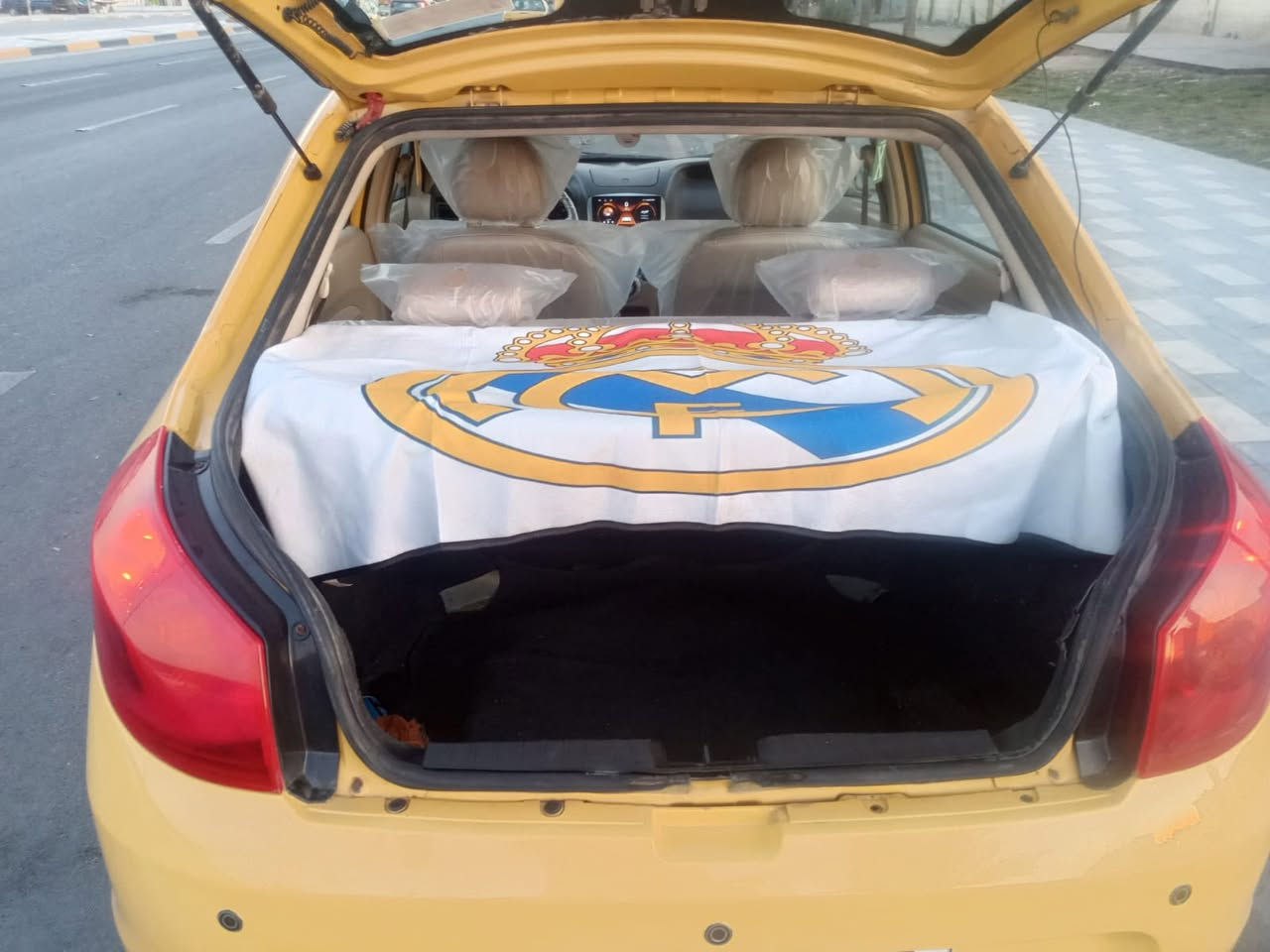 شيري فلاوين موديل 11 سيارة كاملة ما بيها نقص كلشي بيها بلادي بيها صبغ بنيد رقم بغداد سنوية 2028 السعر 33 ورقة بيها مجال موجودة بغداد البنوك
‭٠٧٨٥ ١٤١ ٥٣٥٥‬
