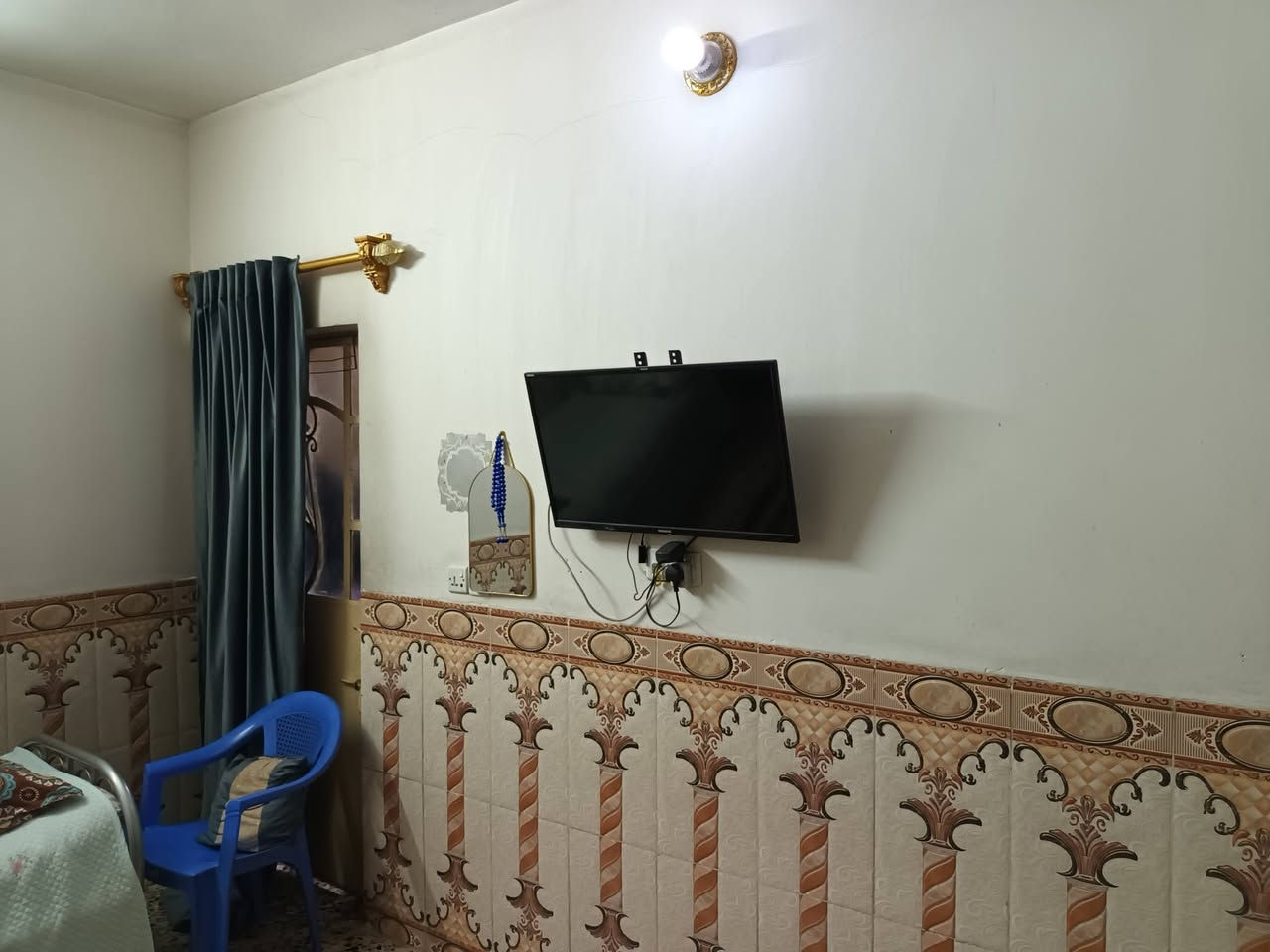 بيت 120 متر يحتوي على وحدتين سكنيه مفصول الطابق الأول عن الثاني 3 غرف نوم زائد استقبال زائد 3 حمامات ومطبخ عدد 2  البيت نظيف جدا  العنوان حي الجهاد الالفين مقابل سوق الأمانة شارع زنجيل للإستفسار الاتصال على الرقم ***********
