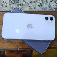 آيفون 11ذاكره 128بطاريه74مبدل فقط شاشا كارتونه اصليه مال جهاز موجوده ف...