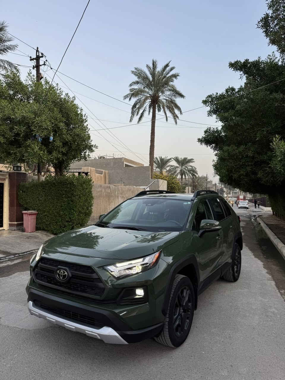 السلام عليكم 
❌❌الرقم اربيل❌❌

RAV4 TRIL 4x4  2025 

اللون :- زيتوني او نفطي            

الموديل :2025

سعة المحرك :-2.5 

المسافه المقطوعه :-8000km

ناقل الحركة: أوتوماتيكي 8 سرعات 

نظام الدفع: All-Wheel Drive

سيارة رقم أربيل 

بأسم شركة تريد تحويل تريد وكالة 

الموصفات

فتحة سقف سلايد روف 

مقاعد أمامية تدفئه 

ستيرين سياره تدفئه 

دخول ذكي + منافذ شحن USB امامية و خلفية 

باب خلفي كهربائي 

شاشة تدعم نظام Apple CarPlay 

و Android Auto

أضواء أمامية LED + تشغيل/إطفاء أوتوماتيكي + أضواء ضباب.  

تنبيه مغادرة المسار + مساعد تتبع المسار + نظام ما قبل التصادم + نظام فرامل ABS

السعر 260 وبيه مجال 

حادث السيارة كما موضح بالصورة داخل المنشور 
مكان السيارة 
بغداد البلديات 

***********
