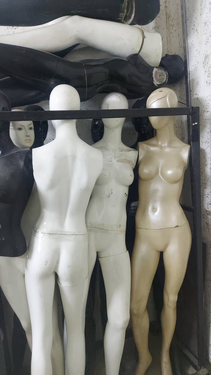 السلام عليكم مالكانات للبيع العدد 10
قواعد زجاج و حديد 
مع ستاندات حديد ثقيل متحركة عدد 2
و ستاندات ثابتة 
 و رفوف زجاج
***********
بغداد
