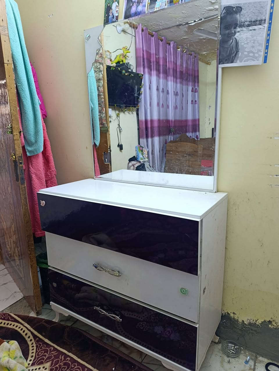 غرفه نوم للبيع كنتور سلايت وميز تواليت وجربايه نفرين مستعملات نوع ماليزي السعر خاص او الاتصال على الرقم ***********المكان دور النسيج مقابيل دائرة المعين المتفرغ
