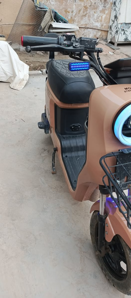 سلام عليكم دراجه شحن البيع R9نضيفه موديل 2025خمس بطاريات مكان كربلاء شبانات قرب دار الايتام الاستفسار اتصال على رقم *********** سعر 500وبيه مجال
