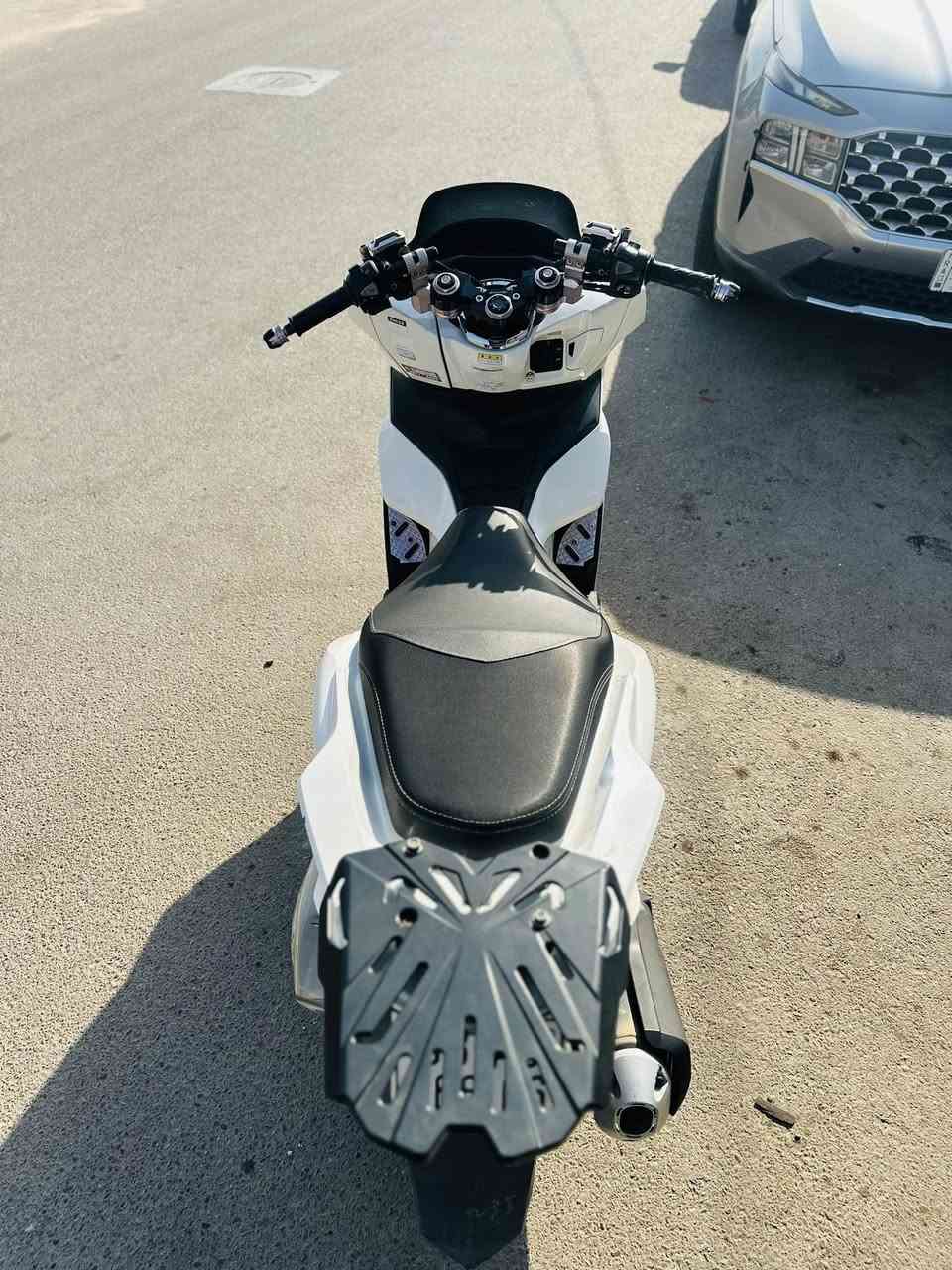 سلام عليكم
Pcx 125cc  كوري🇰🇷
للبيع .مواصفات
APS
حساس زدحام
حساس استاند 
ستيرن تزويد ٣ قطع
دوسات تزويد 
قبق شوته شفاف
ستاند تزويد 
ماشيه 60 الف 
دراجه نضيفهه 
رقم ***********
مكاني بغداد حي الجهاد 
سعررر ١٨ورقه ونص بيها مجال بسيط 🤍
