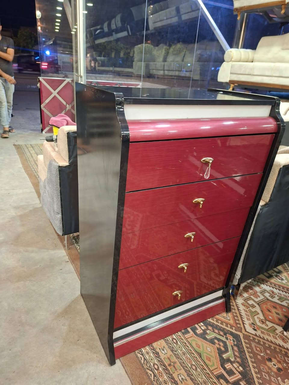 غرف نوم تركي اخت جديدة ضخمه كنتور ومحلق . ظهر كنتور ابلوك .11قطعه شد ونقل مجاني للطلب على الخاص والرقم ***********
