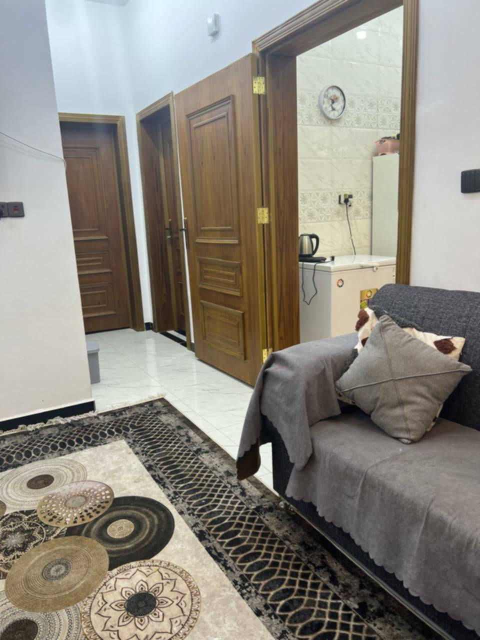 بيت للبيع بحي الزهور ركن

 المساحه 100 متر مربع
واجهه 10متر **  نزال 10متر 

بناء حديث عام 2025

الطابق الاول// 
غرفة نوم  + صاله + مطبخ + استقبال
صحيات داخليه وخارجيه

الطابق الثاني // 
   غرفه نوم + صاله

للاتصال بالرقم //
       ***********

او مراجعة مكتب الضامن للعقارات
بحي الصدر  مجاور صيدلية ركن العلاج
