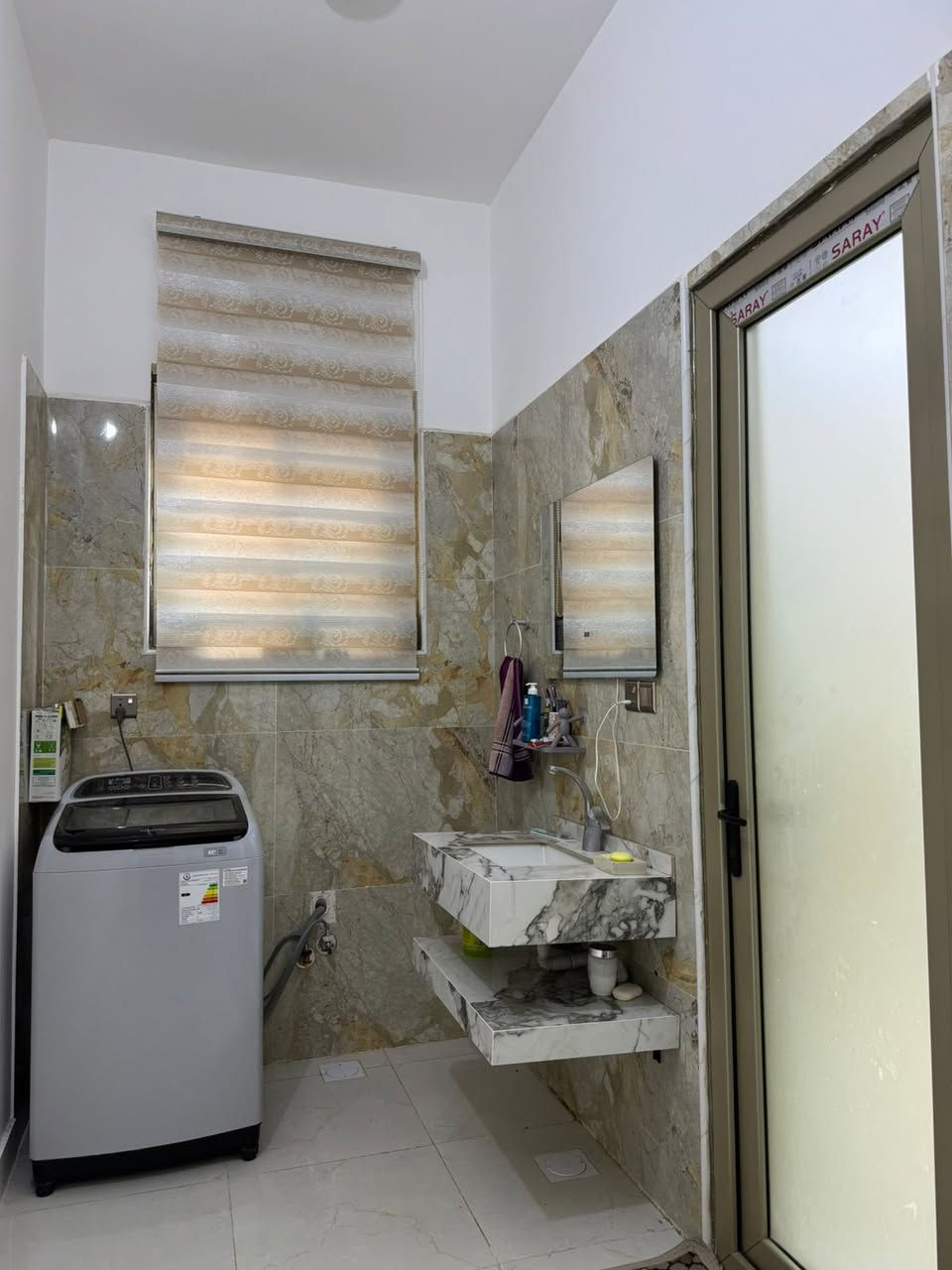 حي اريدو يقع على حديقة كبيرة بيت بصف الركن
البيت يتكون من استقبال ٧م في ٤ م
صالةكبيرة ٨م في ٦م وغرفتان كبيرتان هم في ٥م ومطبخ كبير حار وبارد
وحمامات داخلية كبيرة كراج سيارة كبير وحديقة  والطابق الثاني صالة كبيرة مساحة ٨م في ٦م وغرفتان هيكل بس تشطيب وحمامات قيد الانشاء سطخين جاهزات من ستارة وشتايكر

الاستفسار فقط على الرقم ***********
