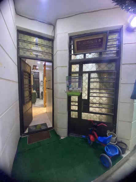 السلام عليكم… 
دار للبيع زراعي سند 25 
المساحة 77 م واقع حال 82 م واجهة 5.30 نرال 14.5 
بناء حديث 2020
🟢يحتوي الطابق الارضي: /صالة + مطبخ + غزفة نوم  وخدمات 
🟢الطابق الاول: /2 غرف نوم مع خدمات 
🟢الطابق الثاني :/بيتونة كبيرة مع سطحين 
العنوان: سبع ابكار مقابل مدخل سوق السمكة فرع خدمات سبع ابكار لغسل السيارات 
يبعد عن الشارع العام مسافة كم متر داخل قيصرية 6 م
السعر   225 
للاستفسار ..
***********
