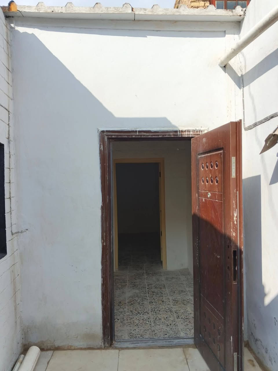 بيت (50) متر زراعي حي ميسان قرار محكمه مقابل حي العسكري عمود 230 شارع الصب داخل شارع مول المزرعه يبعد عن الشارع العام  300 متر فقط 
مشمول بالتطويب .
غرفه صاله مطبخ ومكشوفه وطارمه كما موضح بالصور 
الصاله سندويج والباقي عكاده 
السعر 17 مليون وبي مجال للشراي .تليفون ***********
مكلف بالنشر ☺️خاص موجود 😊
