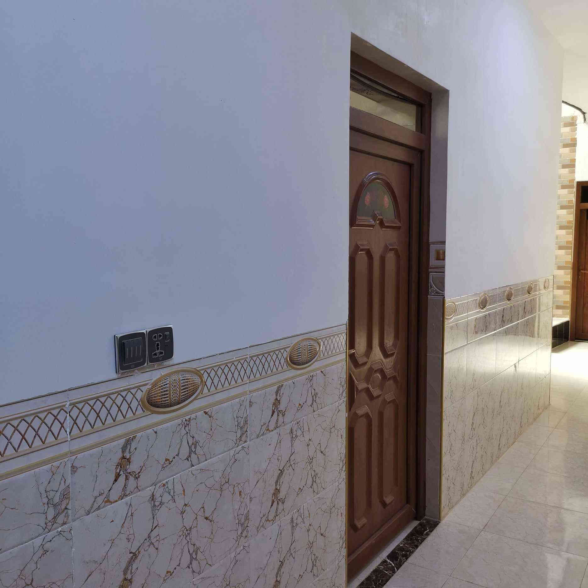 سلام عليكم دار للبيع قرب مسجد البراء مساحه 200 متر ماشيه معمله طابو /رقم /في حي البكر بناء 2023 جديد يتكون من 2 غرفت نوم ديوانيه مطبخ صاله مجمع صحيات 2 خارج داخل بناء درجه اوله السعر 62 قابل للتفاوض لستفسار اكثر ***********
