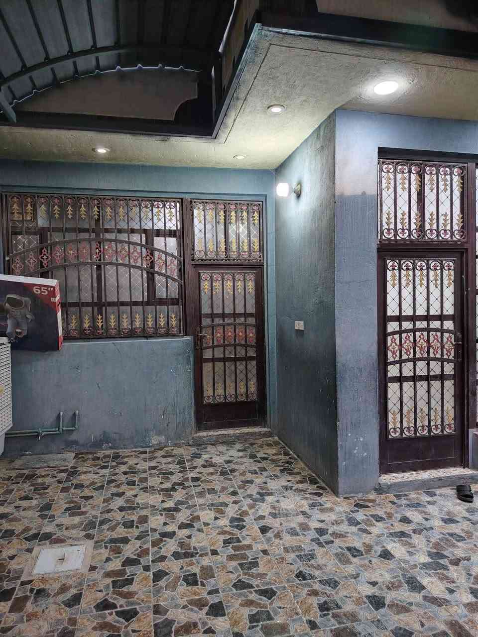 السلام عليكم بيت للبيع المساحه ٢٧٦ متر غرفتين نوم واستقبال ومطبخ حار وبارد كبير مجمع صحيات دخل البيت ومجمع خارج البيت هول كبير بناء جديد مسلح الموقع شارع البداله ***********
