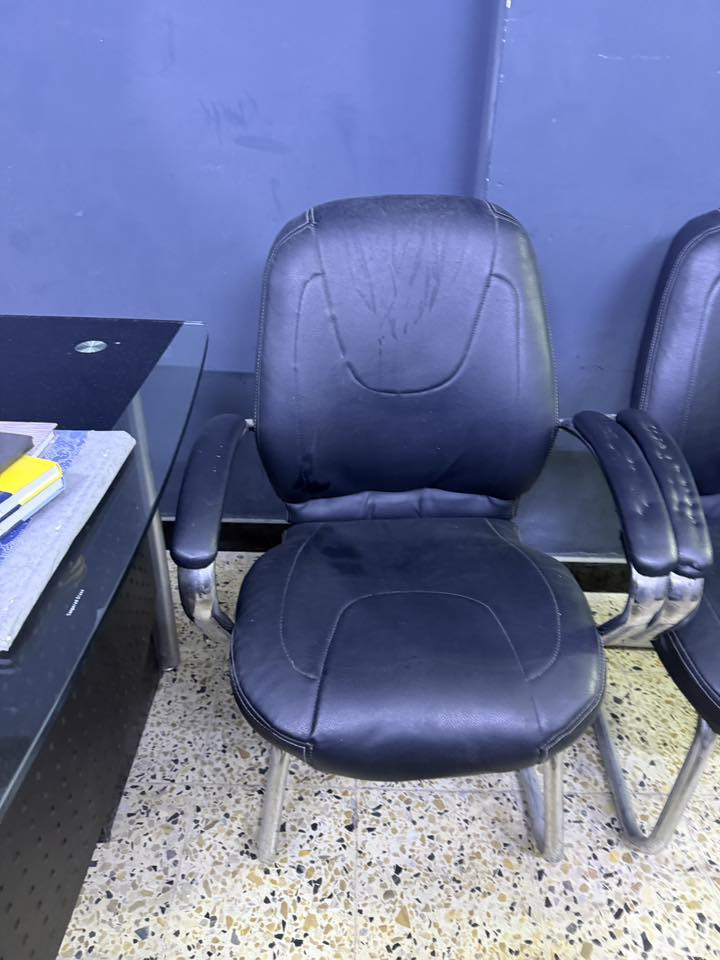 مرحبا ميز جام نظيف و 4 كراسي جلد للبيع المكان الكرادة السعر 175 الف للتواصل واتساب او اتصال ***********
