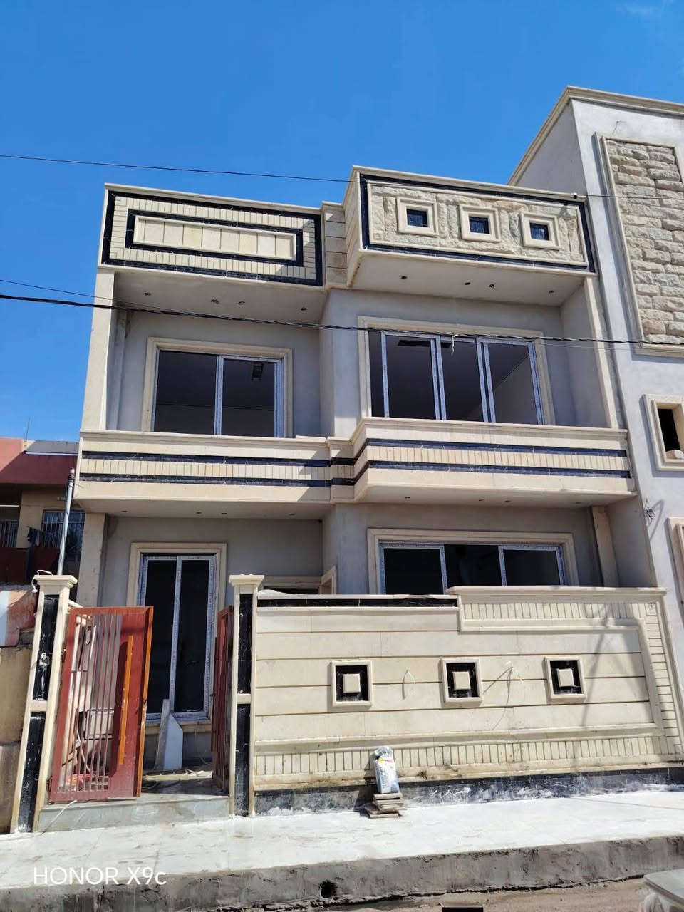 للبيع للبيع للبيع للبيع
دار سكني سند طابو في الشرطة قريب من سوق المجموعة الرئيسي
المساحة ٨٥م واجهة ١٠ ونص ركن طابقين بناء حديث
تسليم مفتاح اتجاه شروق تام على شارع ١٥م
ط١ غرفة نوم وهول واستقبال ومطبخ وصحيات
ط٢ ثلاثة غرف نوم وصحيات وبيتونة سطح كاشي
بناء مهندس سند طابو بأسم صاحبه الشرعي
للإستفسار ع السعر الإتصال
***********
***********
مراجعة مكتبنا الكائن في حي السماح على سايدين الاركان مجاور جامع طه
