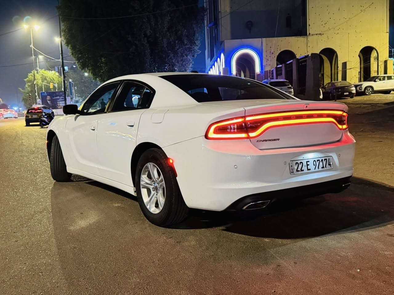 السلام عليكم جارجر 2022 لون ابيض وارد امريكي حادث جاملغ مبدل وباب مصلح نفسه بدون ايرباك وبيها بارد جاملغ خلف سائق ماشيه 60 ميل السعر 225 وبيها شي قليل غير متواجد في الخاص مكلف بلنشر للاستفسار *********** مكان السياره بغداد المنصور
