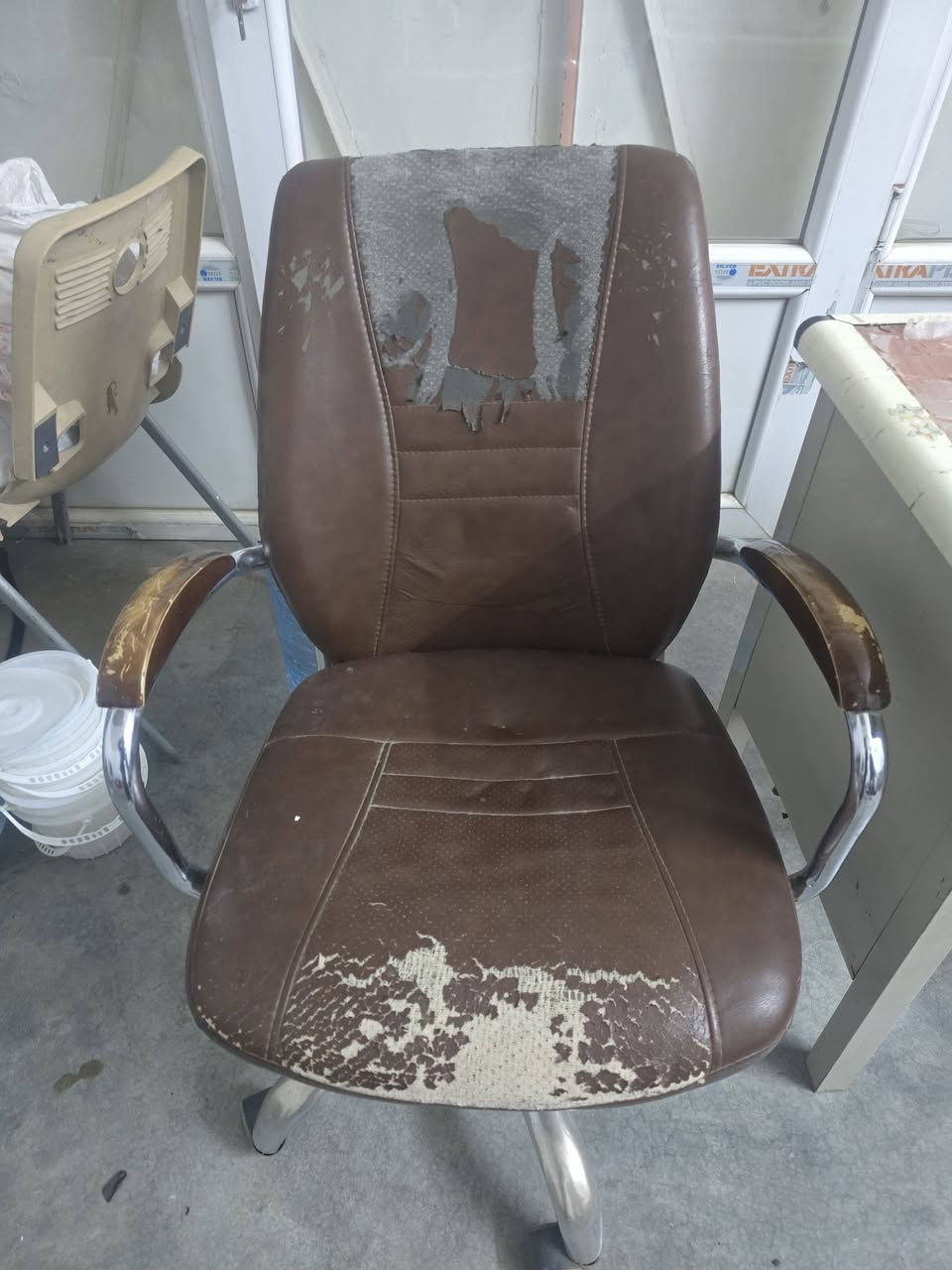 السلام وعليكم ميز محل حديد الطول 45 سانتيم 
والعرض 90 سانتيم 
وكرسي محل للبيع  
*********** / حي الطين
