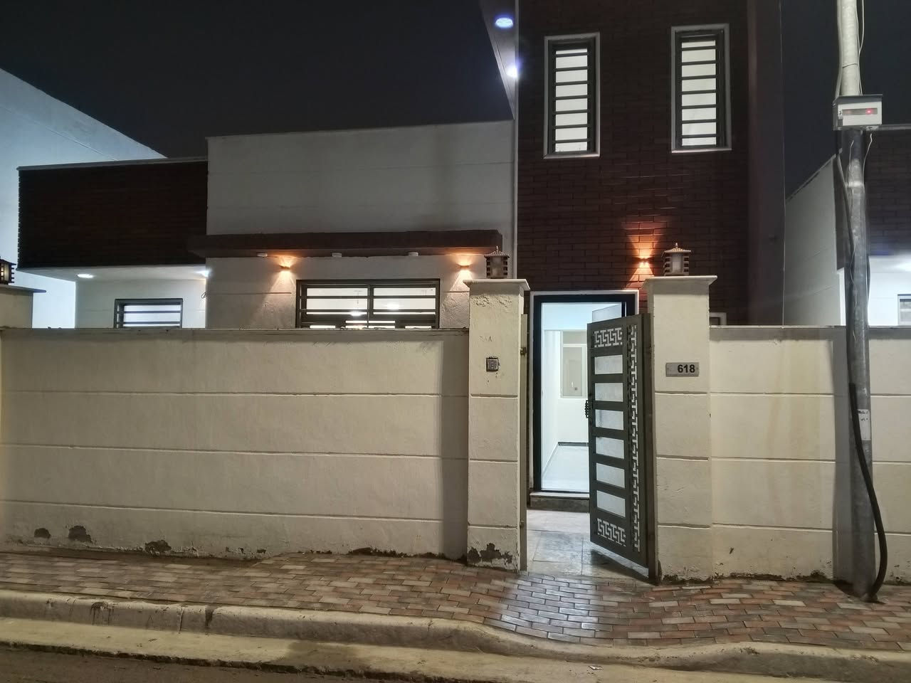 سلام عليكم 
عندي بيت للبيع في مجمع الزيتون السكني في شارع الزيتون في ابو غريب ضمن شركة لوتكا رقم العقار 618 مساحة 252الواجهة 12 ونزال20.5 طابق واحد ثلاثة غرف نوم وصالة وهول ومطبخ بي مبادرة القرض العقاري 125مليون مسدد منه 34 شهر سعره 292مليون . مقدمة 183مليون وباقي اقساط شهريا 548 الف 
للاتصال على رقم  *********** متوفر واتس اب
