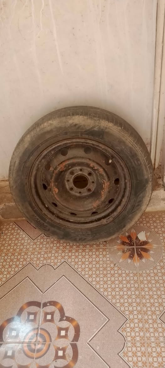 سلام عليكم  تاير سمند سبير للبيع.
السعر. 
30الف وبي مجال


**إذا كنت صاحب هذا الإعلان وتريد حذفه لأي سبب، رجاءا أرسل رسالة إلى الدعم الفني**