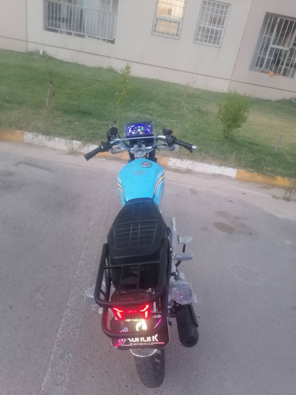 السلام عليكم شباب دراجه ايراني موديل 25 دراجه كفاله عامه من كل شيء كل نقص ما بيها ماكينه ٢٠٠ سيسي مقفوله من كل شيء مقفوله من التبخير من التنقيص اوراقها اصوليه كهربائياتها كلها شغاله شاشه شغاله سعر 700 وبيها مجال بسيط عنواني  بغداد بسمايه راح اخلي رقمي والشرائه يتصل وهذا رقمي ***********
