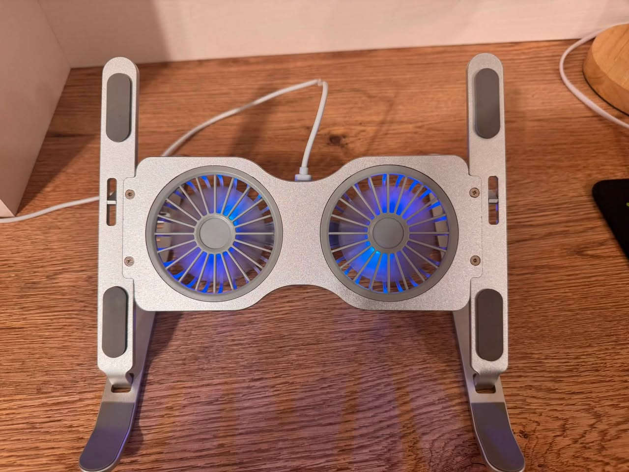 استاند لابتوب او ايباد موصفات:
قابل لتعديل الارتفاع 
عدد مراوح 2 مع اضائة RGB لكل مروحة
عنوان:ديالى بعقوبة تحرير
رقم:***********
سعر:15الف
