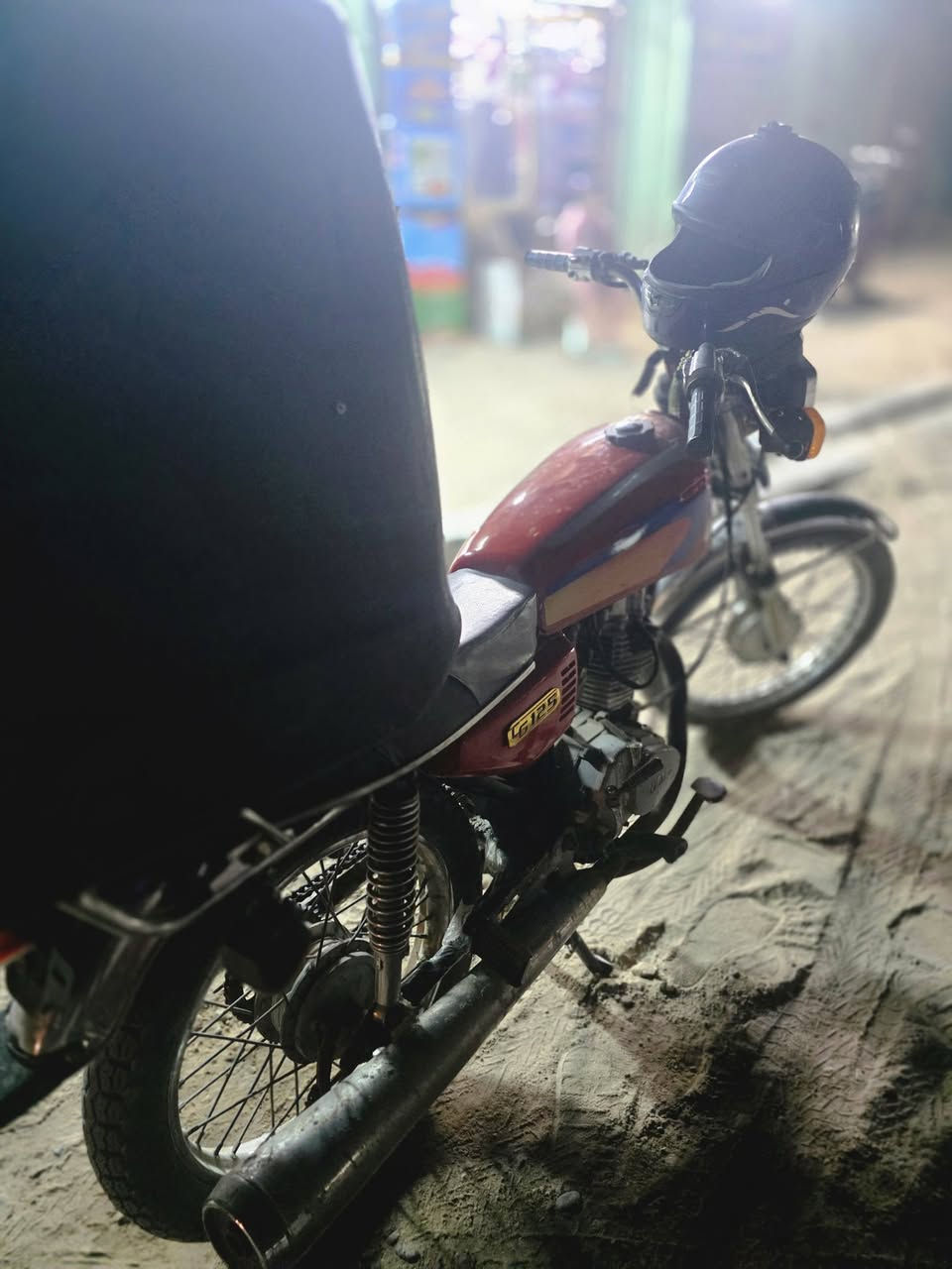 السلام عليكم شباب دراجة اوراق اصولي موديل 2011 كلشي تعمير جديد بس مكينة قديمه وبعض الاشياء البسيطة هم قديمة سعره 500 للتواصل *********** عنواني الزبير
