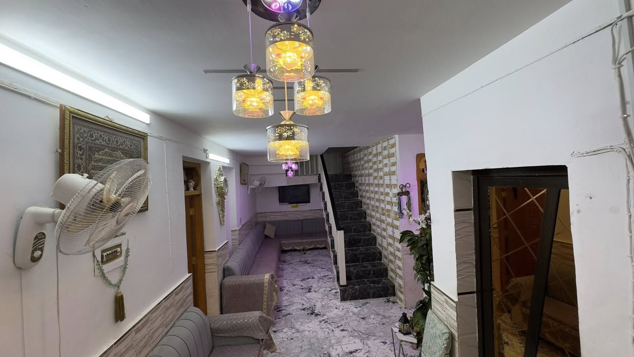 بيت 200 متر في حي الجزيرة للبيع او المراوس ب 100 طابقين بناء جديد يحتوي على مشتملين تكدر بعد ما تشتري البيت تأجرهن او ترهنهن المشتملات  وباقي البيت تسكن بي البيت طابقين يحتوي على 6 غرف مع المشتملات عرض الشارع 8 قريب على السوق

للاستفسار
***********
